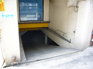 地下駐車場への入口